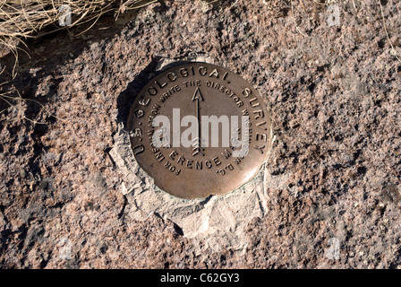 Eine Referenz-Markierung am Gipfel des Cerro Grande, bezeichnet die Position des US Geological Service Umfrage Marker gefunden. Stockfoto