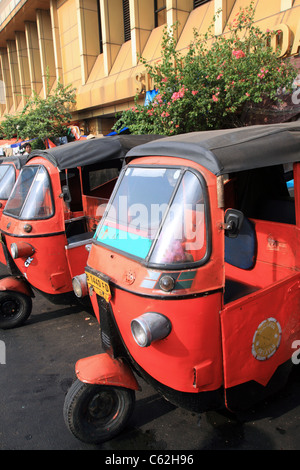 Bajaj Tuk Tuk parkten außerhalb Gondangdia Bahnhof. Jakarta, Java, Indonesien, Südostasien, Asien Stockfoto