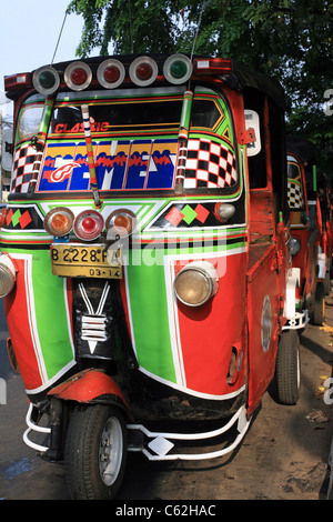 Bunte Bajaj im Zentrum Stadt. Jakarta, Java, Indonesien, Südostasien, Asien Stockfoto