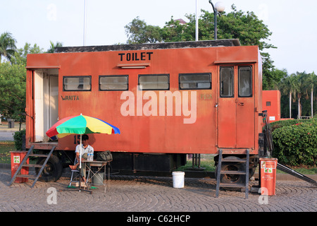 Öffentliche Toilette Wagen in der Nähe das Nationaldenkmal (Monas) am Merdeka Square. Jakarta, Java, Indonesien, Südostasien, Asien Stockfoto