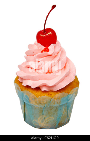 Rosa Cupcake mit roter Kirsche isoliert auf weißem Hintergrund Stockfoto