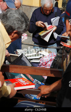 Gebrauchte Bücher über Stall im berühmten Straßenmarkt in der Calle Feria in Barrio Macarena, Sevilla, Spanien, Europa Stockfoto