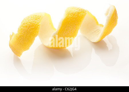 Wendung der Schalen von Zitrusfrüchten auf weißem Hintergrund. Stockfoto