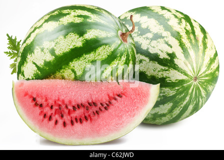 Wassermelone mit Scheibe isoliert auf weißem Hintergrund. Datei enthält einen Pfad zu schneiden. Stockfoto