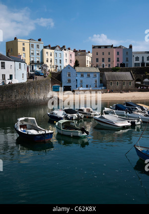 Tenby Hafen, Bootsliegeplätze, Jollen und Yachten, Quayside Apartments und Ferienhäuser, Pembrokeshire, South Wales, Großbritannien Stockfoto