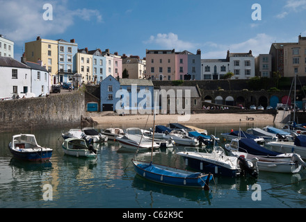 Tenby Hafen, Bootsliegeplätze, Jollen und Yachten, Quayside Apartments und Ferienhäuser, Pembrokeshire, South Wales, Großbritannien Stockfoto