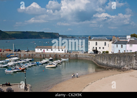 Tenby Hafen, Bootsliegeplätze, Jollen und Yachten, Quayside Apartments und Ferienhäuser, Pembrokeshire, South Wales, Großbritannien Stockfoto