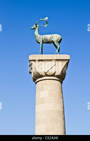 Statue von Hirsch Closeup in den Himmel. Stockfoto