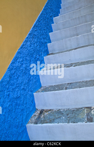 Weiße Treppe und blaue Wand in Lindos Rhodos Stockfoto