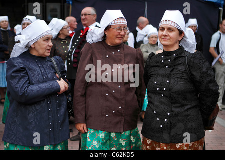 Hochrangige Mitglieder der Schlesischen Folklore-Gruppe während der Leistung in Tracht gekleidet. Kattowitz, Polen. Stockfoto