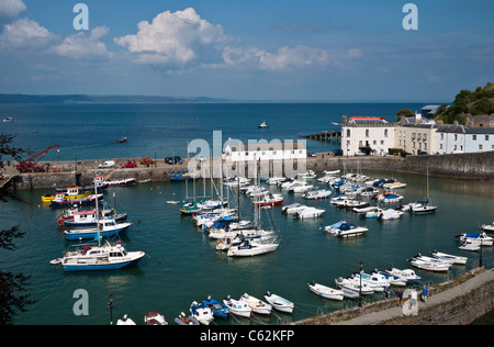 Tenby Hafen, Bootsliegeplätze, Jollen und Yachten, Quayside Apartments und Ferienhäuser, Pembrokeshire, South Wales, Großbritannien Stockfoto