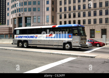 Greyhound-Bus auf den Straßen von Detroit Stockfoto