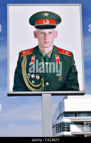 Deutschland, Berlin: Portrait eines Sowjet-Soldaten von Frank Thiele am ehemaligen U.S.-Checkpoint Charlie Stockfoto