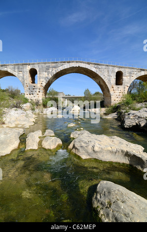 Römische Brücke Pont Julien (c3rd BC) & der Calavon oder des Flusses Coulon, auf die Via Domitia nr Bonnieux, Luberon, Provence Frankreich Stockfoto