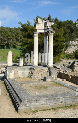 Römischer Tempel in der ruinierten römischen Stadt oder römischen Stadt Glanum in der Nähe von Saint-Rémy-de-Provence in den Alpilles, Provence, Frankreich Stockfoto