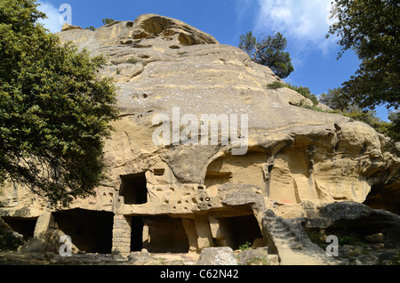 Höhlenhäuser, Höhlenhäuser oder Steinhäuser in der Felswand der Grottes de Calès, Lamanon, Provence, Frankreich Stockfoto