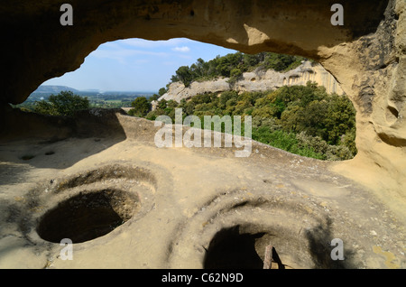 Troglodytenhaus, Höhlenwohnungen & Felsgestein Silos oder Lagerkeller in den Grottes de Calès, Lamanon, Provence, Frankreich Stockfoto