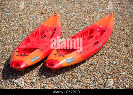 Sit-on-Kanus an einem Kies-Strand, UK, Sommer Stockfoto