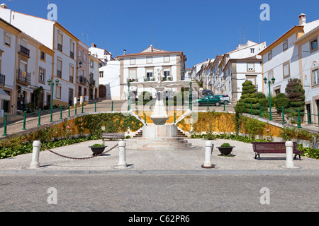 Montorinho Brunnen Mártires da República Platz, Castelo de Vide, Portugal. Brunnen aus dem 19. Jahrhundert. Stockfoto