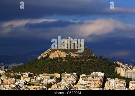 Lycabettus-Hügel, der höchste Berg von Athen und seine beste Sicht, mit der Kirche des Heiligen Georg an der Spitze. Griechenland Stockfoto