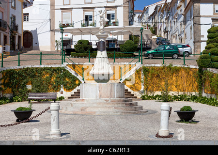 Montorinho Brunnen Mártires da República Platz, Castelo de Vide, Portugal. Brunnen aus dem 19. Jahrhundert. Stockfoto