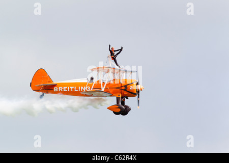 Breitling Wingwalkers vierziger Boeing Stearman Doppeldecker bei Eastbourne Airbourne 2011, East Sussex, UK. Stockfoto