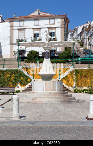 Montorinho Brunnen Mártires da República Platz, Castelo de Vide, Portugal. Brunnen aus dem 19. Jahrhundert. Stockfoto