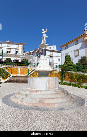 Montorinho Brunnen Mártires da República Platz, Castelo de Vide, Portugal. Brunnen aus dem 19. Jahrhundert. Stockfoto