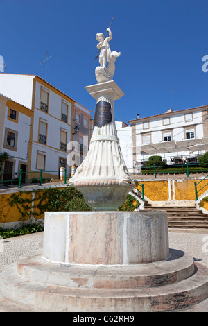 Montorinho Brunnen Mártires da República Platz, Castelo de Vide, Portugal. Brunnen aus dem 19. Jahrhundert. Stockfoto