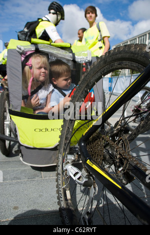 Kinder in einem Fahrradanhänger auf der Southampton Sky Ride 2011 Stockfoto