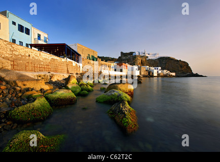 Kleinen Teil des Mandraki Dorf, die "Hauptstadt" der Insel Nisyros, Griechenland. Im Hintergrund das Kloster Panagia Spiliani Stockfoto