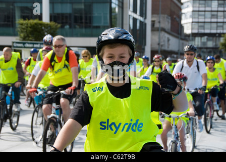 Kleiner Junge auf der Southampton Sky Ride 2011 Stockfoto