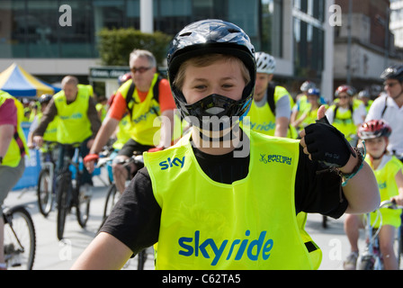 Kleiner Junge auf der Southampton Sky Ride 2011 Stockfoto