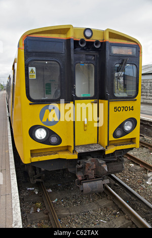 Mesreyrail Zug stehend auf Ellesmere Port-Station. Merseytravel Stockfoto