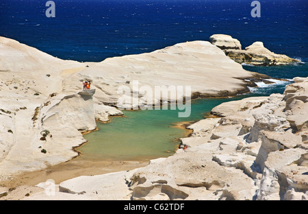 Sarakiniko Strand, berühmt für seine blendenden weißen Vulkangestein. Insel Milos, Kykladen, Griechenland Stockfoto