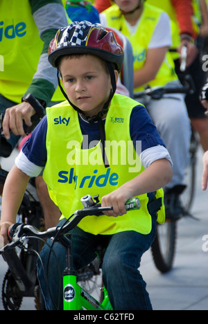 Kleiner Junge auf der Southampton Sky Ride 2011 Stockfoto