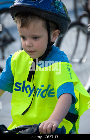 Ein kleiner Junge auf der Southampton Sky Ride 2011 Stockfoto