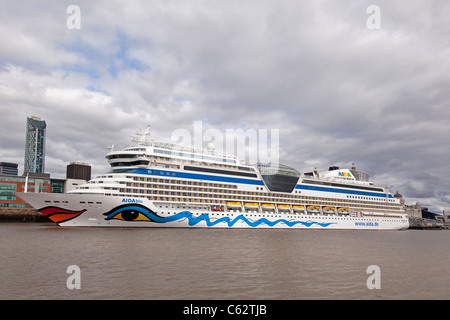 Kreuzfahrtschiff, die Aidablu am Liverpool Cruise terminal an der Spitze der Pier festgemacht.