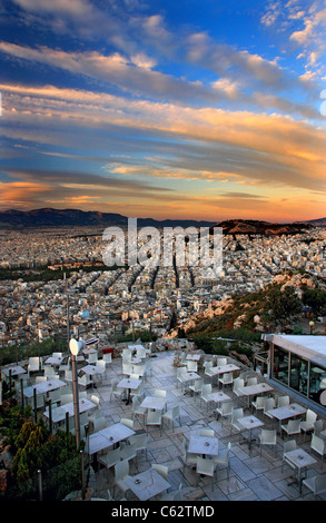 Teilansicht von Athen aus Lycabettus-Hügel bei Sonnenuntergang. Griechenland Stockfoto