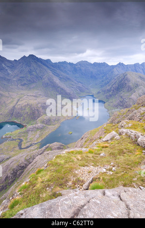 Beruhigen, blauen Wasser des Loch Coruisk und den schroffen Gipfeln der Black Cuillin vom Gipfel des Sgurr Na Stri, Isle Of Skye Stockfoto