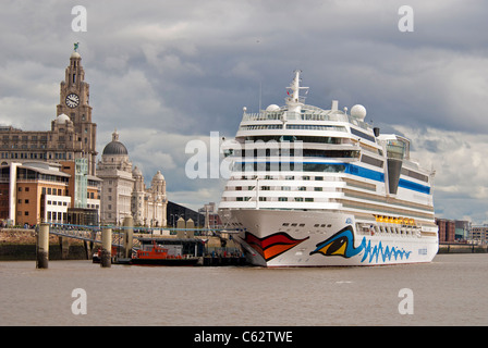 Kreuzfahrtschiff, die Aidablu am Liverpool Cruise terminal an der Spitze der Pier festgemacht.