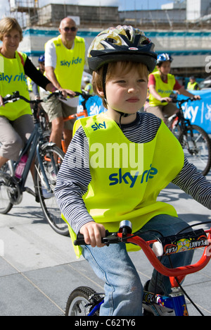 Kleiner Junge auf der Southampton Sky Ride 2011 Stockfoto