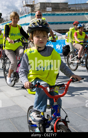 Kleiner Junge auf der Southampton Sky Ride 2011 Stockfoto