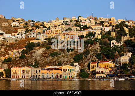 Griechenland, Insel Symi, Dodekanes. Teilansicht des Gyalos, Hauptstadt und Haupthafen der Insel. Stockfoto