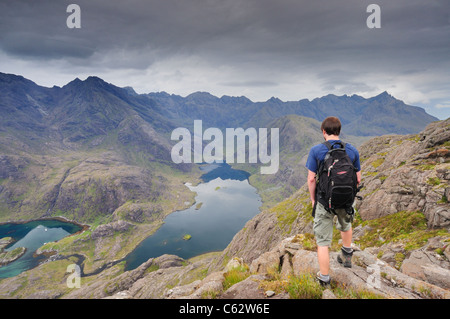 Genießen Sie den Blick in Richtung der Black Cuillin Ridge über Loch Coruisk vom Gipfel der Sgurr Na Walker Stri, Isle Of Skye Stockfoto