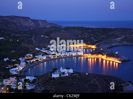 Panoramablick Nachtansicht Kapsali Dorfes von Hora (der "Hauptstadt") von Kythira (oder 'Cythera' Insel, Griechenland. Stockfoto