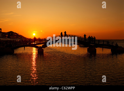 Sonnenuntergang in Lefkas (Lefkada) Stadt, in der kleinen Marina für die Fischerboote mit schöne Holzbrücke. Ionische Inseln, Griechenland. Stockfoto