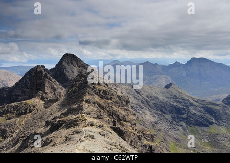 Blick vom Bruach Na Frithe in Richtung Sgurr ein Fionn Choire, Sgurr Nan Gillean und fernen Blabheinn, Isle Of Skye, Schottland Stockfoto