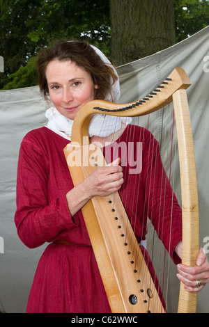 'Mittelalterlich Musiker" Anne Marie (MR) plasy ein reproducion Harfe an der Northwich Medieval Festival Verdin Park, Northwich am 13. August 2011 - 14. August 2011 Stockfoto