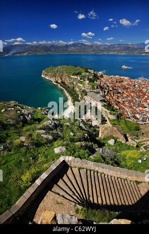 Panoramablick auf Nafplio und dem Argolischen Golf von Palamidi Burg. Sie sehen einige der 999 Treppe Stadt & Schloss verbinden Stockfoto